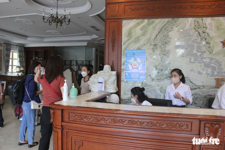 Khách sạn ven biển Đà Nẵng kín phòng do… nhiều khách sạn chưa mở lại - Ảnh 7.