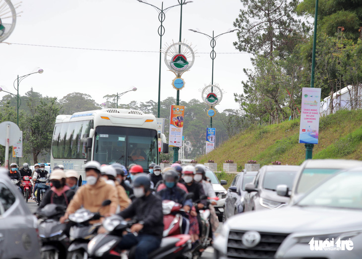 Trời mát, đường thông, du khách lai rai đến Đà Lạt - Ảnh 6.