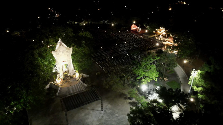 Nghĩa trang Trường Sơn, đôi bờ Hiền Lương, Thành cổ Quảng Trị rực sáng trong ngày thống nhất - Ảnh 1.