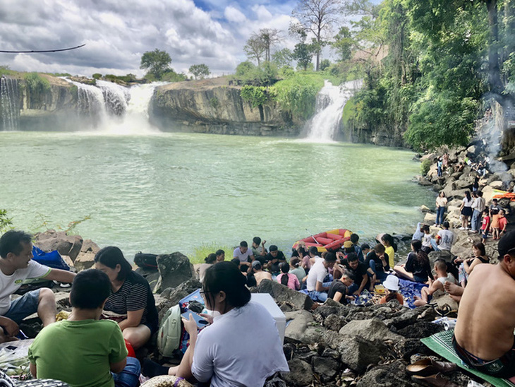 Trời mát, đường thông, du khách lai rai đến Đà Lạt - Ảnh 8.