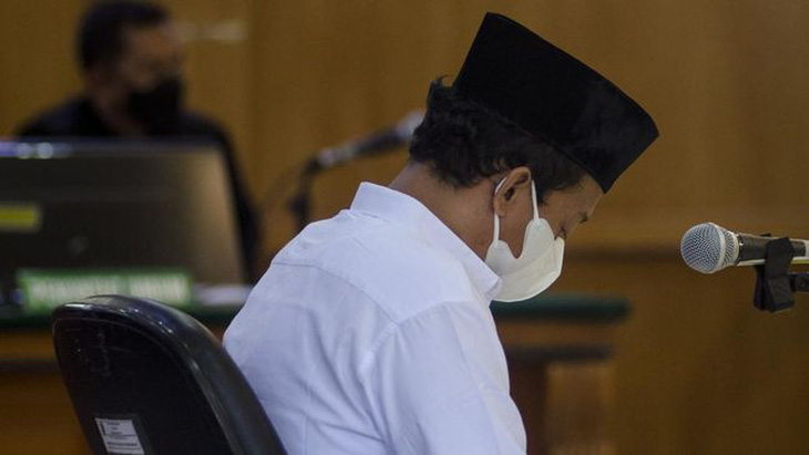 Giáo viên cưỡng hiếp 13 học sinh ở Indonesia bị tuyên án tử hình - Ảnh 1.