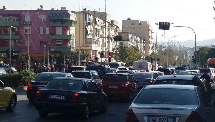 Giá xăng dầu tăng mạnh, Albania cấm xe nhiều tuyến đường trong Ngày không ôtô - Ảnh 1.
