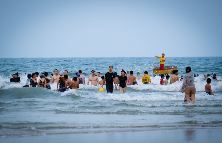 Đội cứu hộ bãi biển Đà Nẵng - Ảnh 1.