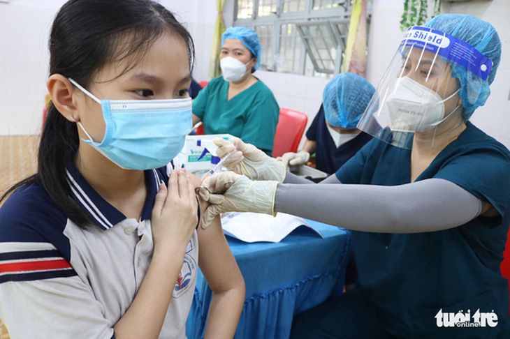 Chờ Bộ Y tế cung ứng vắc xin, TP.HCM sẽ tiêm ngay cho trẻ từ 5 đến dưới 12 tuổi - Ảnh 1.