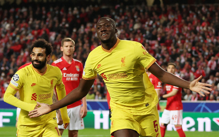 Video: Thắng dễ Benfica, Liverpool đặt một chân vào bán kết Champions League