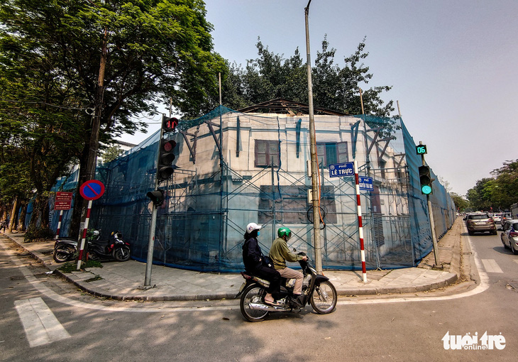 Bí thư Hà Nội chỉ đạo tạm dừng phá dỡ tòa nhà Pháp cổ 4 mặt tiền ở quận Ba Đình để kiểm tra - Ảnh 1.