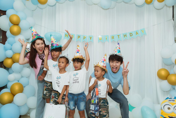 Kim Woo Bin trở lại màn ảnh sau 6 năm, Thúy Ngân đón sinh nhật cùng trẻ mồ côi - Ảnh 4.