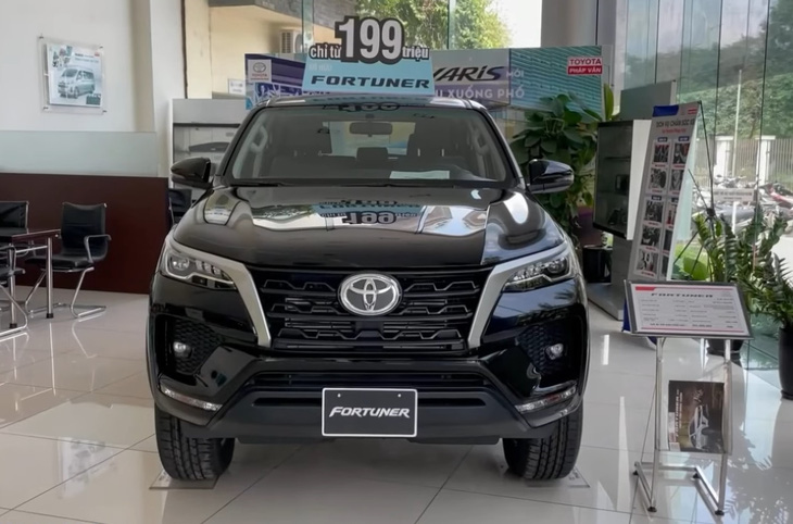 Hết thời bia kèm lạc, Toyota Fortuner giảm giá tại đại lý - Ảnh 1.