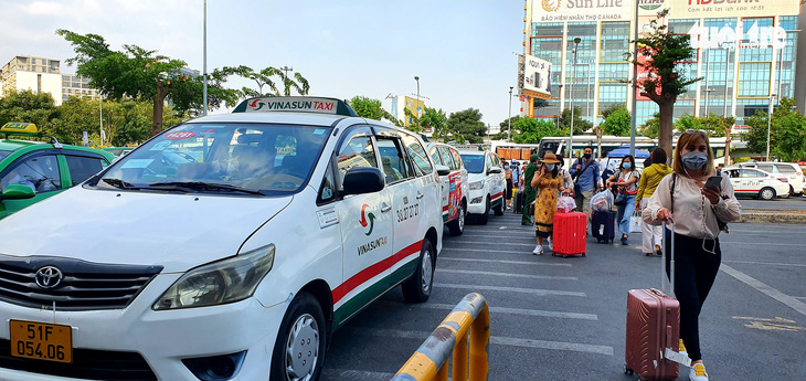 Tân Sơn Nhất lên phương án bổ sung xe taxi, xả trạm thu phí nếu ùn tắc dịp lễ 30-4 - Ảnh 1.