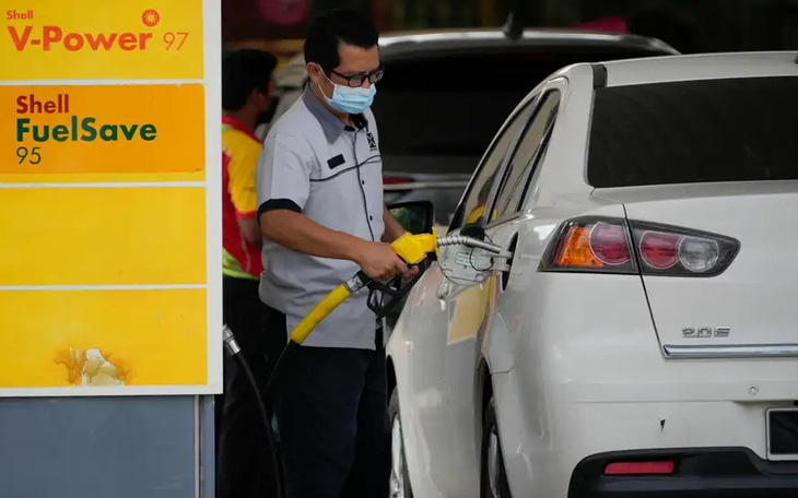 Giá xăng tăng cao, người Singapore chạy sang Malaysia ‘bơm nhờ’