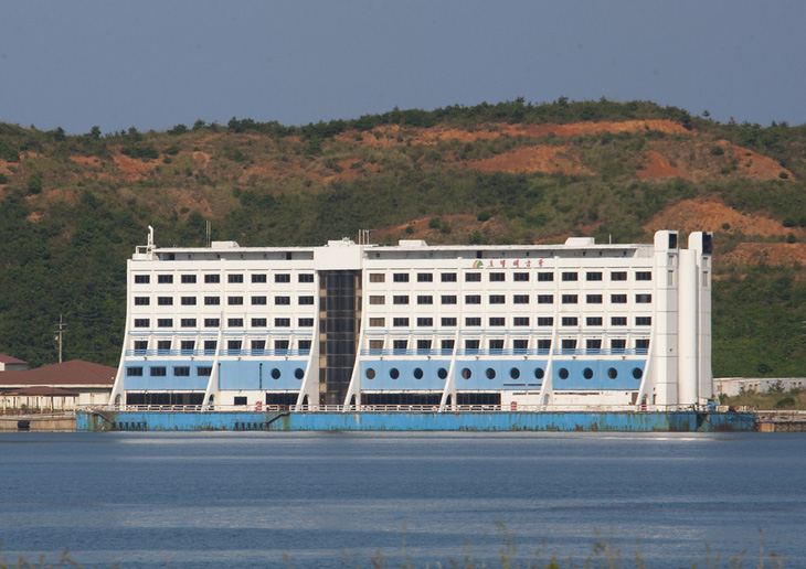 Triều Tiên phá dỡ khách sạn nổi từng là khách sạn có tiếng ở TP.HCM - Ảnh 2.