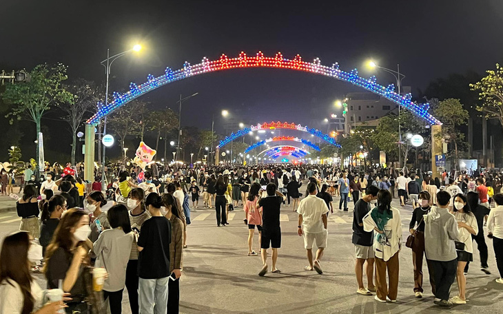 Đông nghịt người dân tới phố đi bộ đầu tiên ở TP Vinh, du khách chen nhau xem pháo hoa ở Cửa Lò