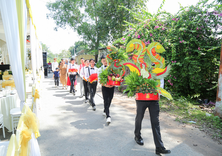 Lời khuyên của chàng rể ngoại: Nhận thiệp cưới ở Việt Nam, nhớ đọc kỹ - Ảnh 2.