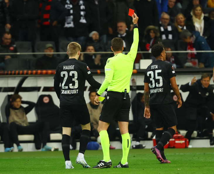 Ferran Torres lập công giúp Barca cầm hòa Frankfurt - Ảnh 3.