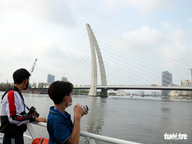 Học sinh thích thú đi tàu trên sông Sài Gòn, chụp ảnh vẻ đẹp thành phố - Ảnh 2.