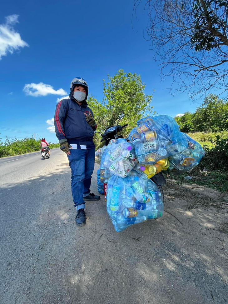 Dừng xe nhặt rác dọc đèo Khánh Lê trên đường du lịch về - Ảnh 3.