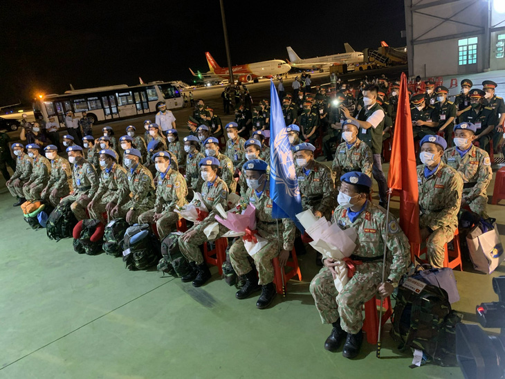 Tối 30-4, 30 chiến sĩ “mũ nồi xanh” từ Nam Sudan về tới Tân Sơn Nhất - Ảnh 3.