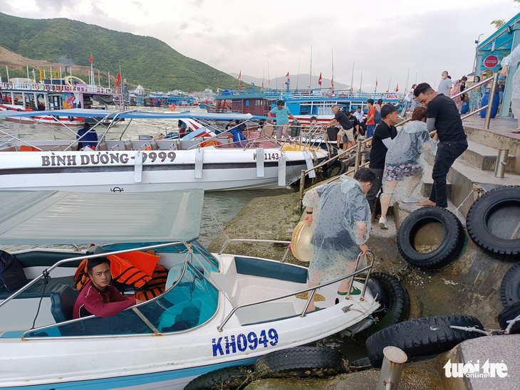 Du khách đến Nha Trang không đông như kỳ vọng, tour đi đảo ế vì mưa - Ảnh 2.