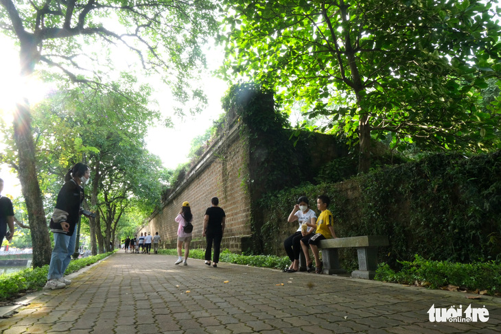 Khám phá phố đi bộ bên Thành cổ Sơn Tây hơn 200 năm tuổi - Ảnh 3.