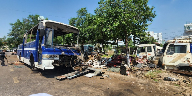Gara sửa ôtô chiếm dụng vỉa hè, lòng đường, chính quyền ở Quy Nhơn xử lý không xong - Ảnh 1.
