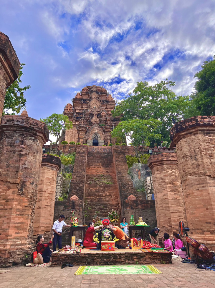 Hầu đồng nhảy múa với nhạc điện tử ở Tháp Bà Ponagar - Ảnh 3.