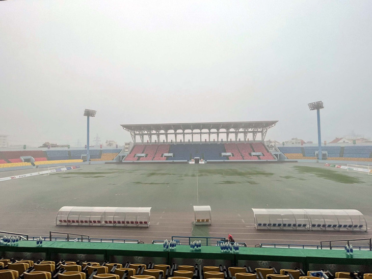 Sân Cẩm Phả ngập, trận nữ Myanmar - Lào phải dời giờ thi đấu - Ảnh 1.
