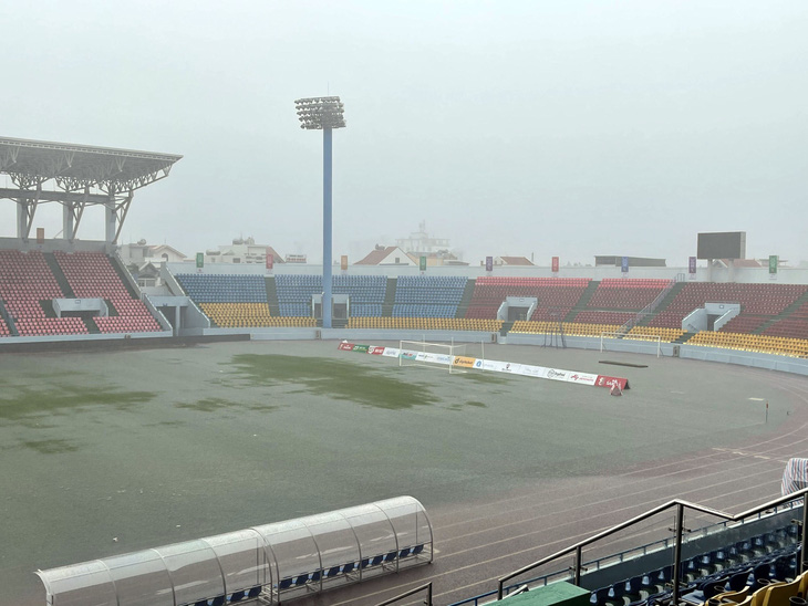 Sân Cẩm Phả ngập, trận nữ Myanmar - Lào phải dời giờ thi đấu - Ảnh 2.