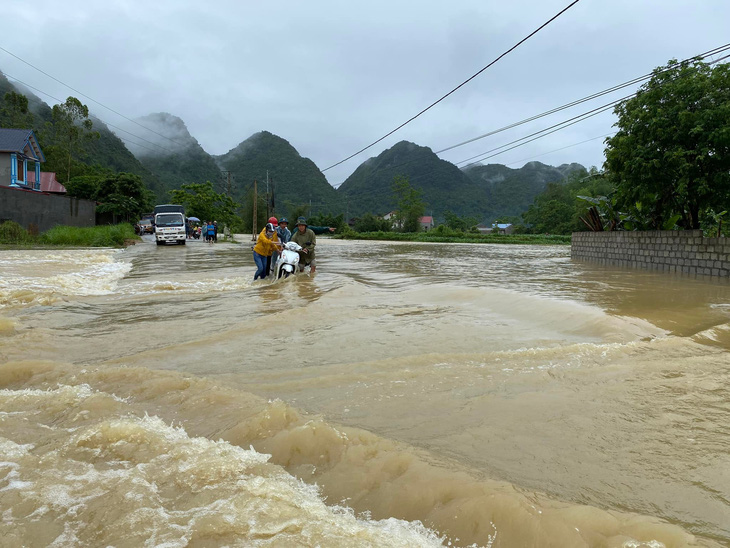 Lạng Sơn, Bắc Kạn mưa lớn, nhiều nhà dân ngập tới nóc - Ảnh 3.