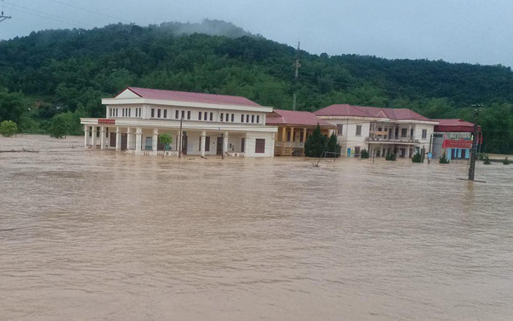 Lạng Sơn, Bắc Kạn mưa lớn, nhiều nhà dân ngập tới nóc