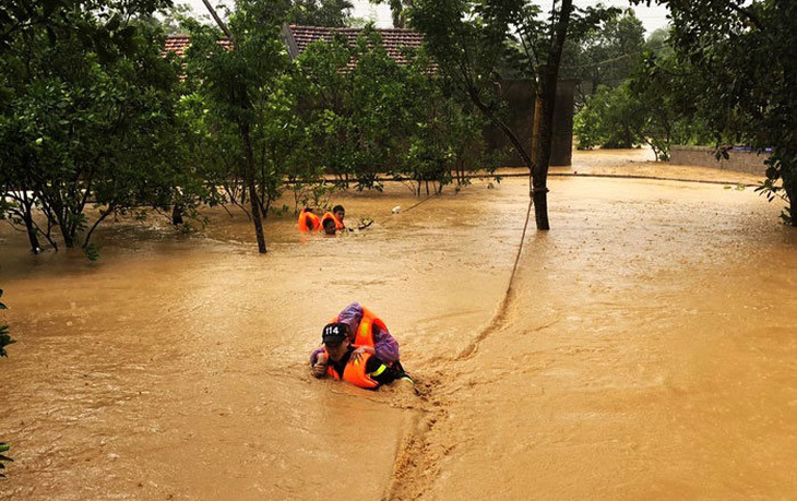 Giải cứu hơn 20 người bị mắc kẹt do mưa lũ ở Lạng Sơn - Ảnh 2.
