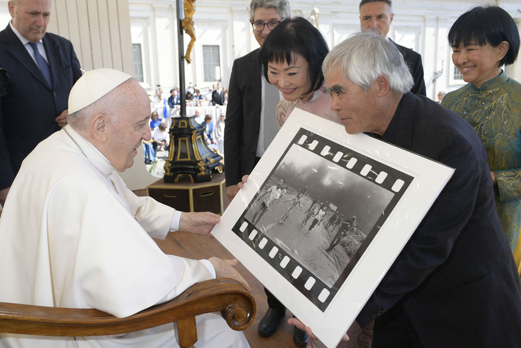 Nhiếp ảnh gia Nick Út tặng ảnh cho Giáo hoàng - Ảnh 1.