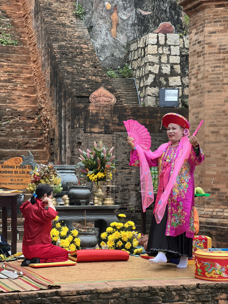 Vụ hầu đồng nhảy múa với nhạc điện tử ở Tháp Bà Ponagar: Cam kết không để lặp lại - Ảnh 1.