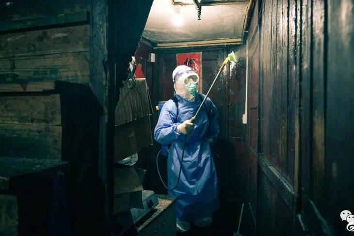 Thượng Hải cấm nhân viên phòng dịch tự ý vào nhà dân xịt khử trùng - Ảnh 1.