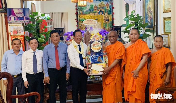 Ông Phan Văn Mãi chúc mừng Đại lễ Phật đản các cơ sở Phật giáo tại TP.HCM - Ảnh 4.
