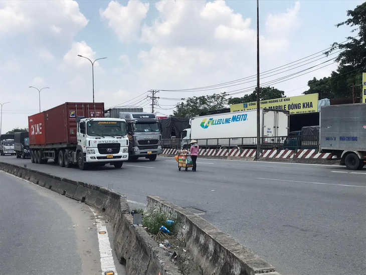 Vào đường xe tải bán nước uống: Sao coi thường tính mạng? - Ảnh 1.