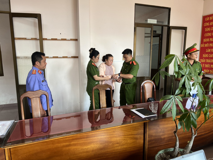 Bắt tạm giam bị can lừa đảo hơn 50 tỉ đồng ở Bình Thuận - Ảnh 1.