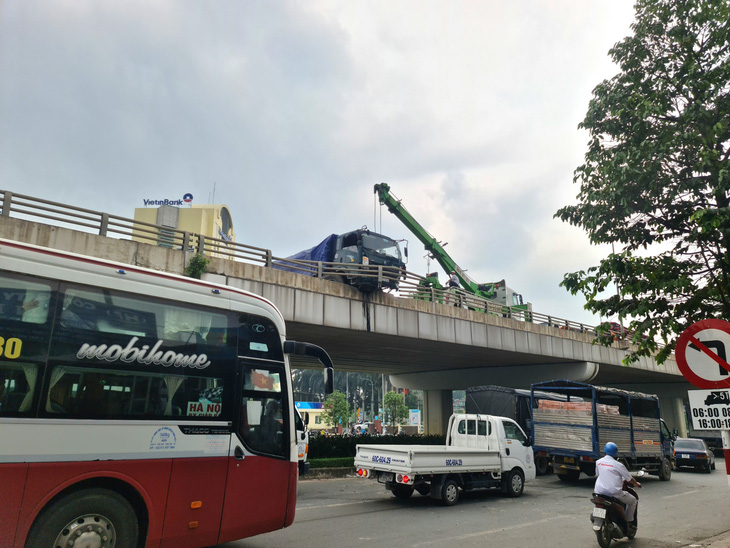 Xe tải tông gãy lan can nhô ra khỏi cầu vượt Amata Đồng Nai - Ảnh 1.