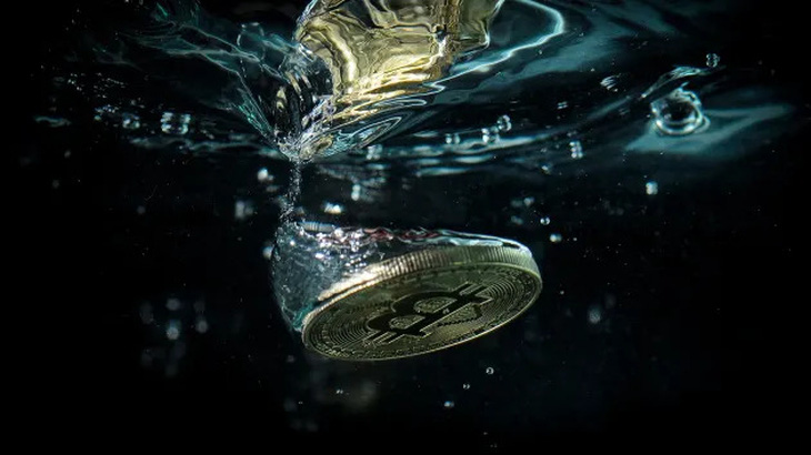 Bitcoin lần đầu tiên rớt xuống dưới 27.000 USD - Ảnh 1.