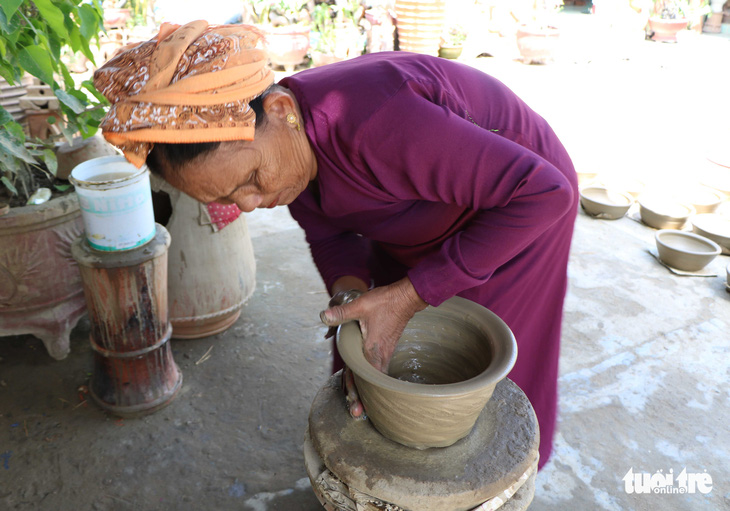 Độc đáo nghề làm bằng tay, xoay bằng mông ở Ninh Thuận - Ảnh 1.