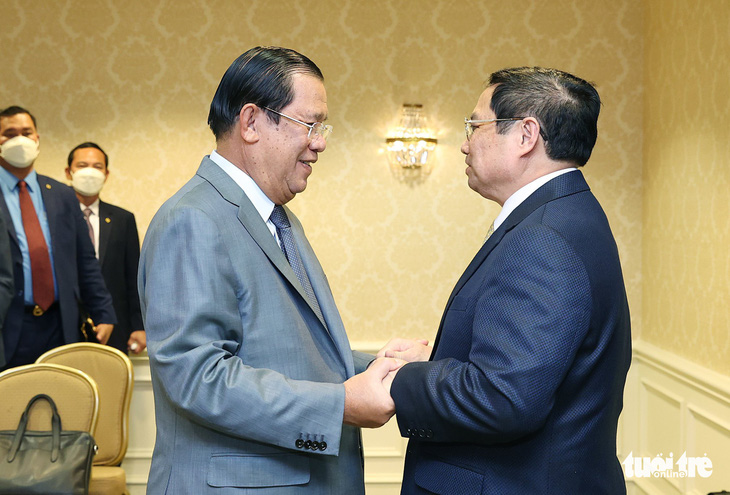 Thủ tướng Phạm Minh Chính gặp Thủ tướng Hun Sen bên lề Cấp cao ASEAN - Mỹ - Ảnh 1.