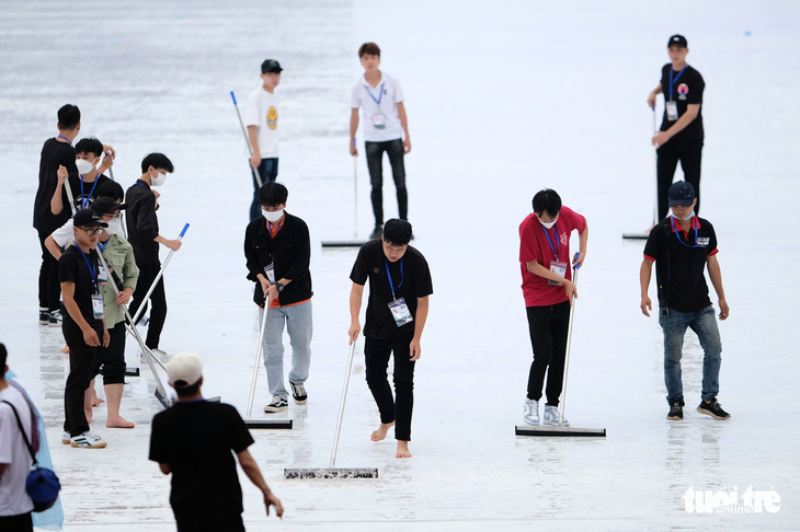Hàng trăm tình nguyện viên được huy động dọn dẹp, lau khô sân khấu chuẩn bị khai mạc SEA Games 31 - Ảnh 3.
