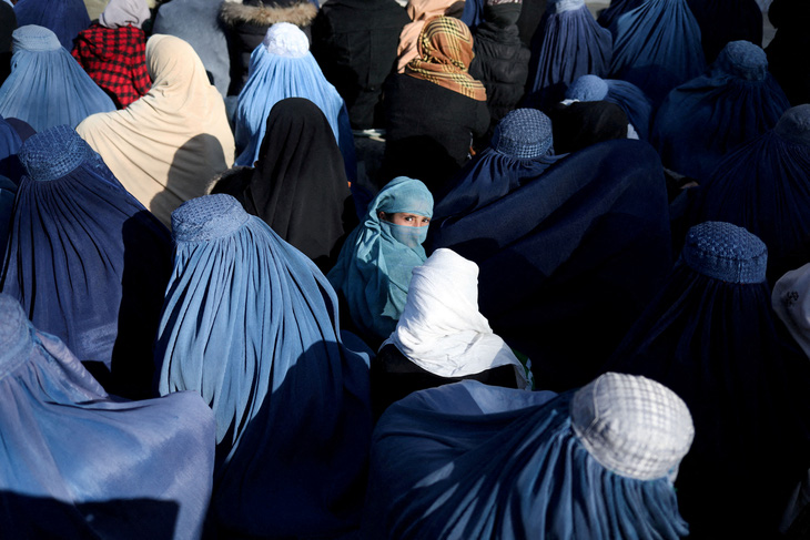 Taliban cấm đàn ông và phụ nữ ăn tối cùng nhau ở phía tây Afghanistan - Ảnh 1.