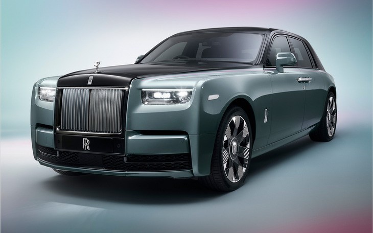 Rolls-Royce Phantom 2023 ra mắt: Tản nhiệt phát sáng, nhiều tùy chọn mới cho giới siêu giàu