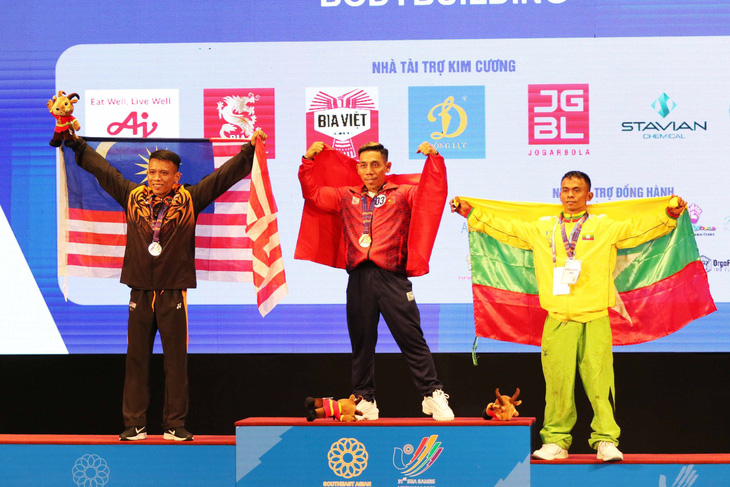 Ở tuổi 46, lực sĩ Phạm Văn Mách lần thứ hai đăng quang SEA Games trên sân nhà - Ảnh 1.
