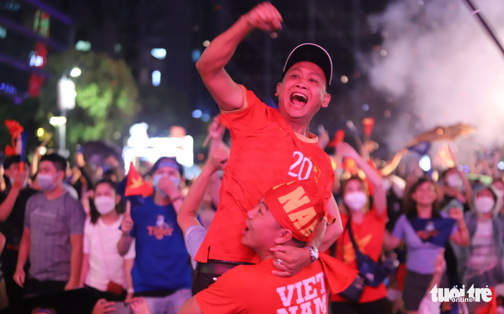 Khán giả tại phố đi bộ Nguyễn Huệ đội mưa ‘cháy’ cùng U23 Việt Nam