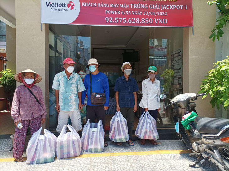 Người trúng Jackpot tại Đà Nẵng làm từ thiện gần 3 tỉ đồng - Ảnh 4.