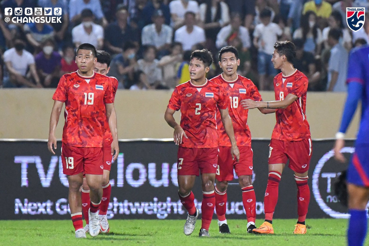 Đè bẹp U23 Campuchia 5-0, Thái Lan đặt một chân vào bán kết - Ảnh 1.