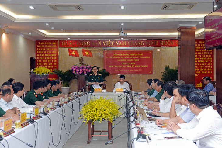 Bộ trưởng Quốc phòng làm việc với Ban thường vụ Tỉnh ủy Bình Phước và Binh đoàn 16 - Ảnh 2.