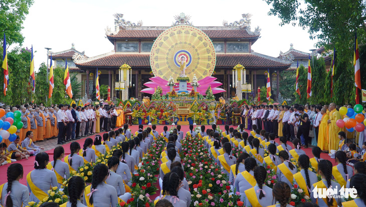 Thừa Thiên Huế hân hoan đón mùa Phật đản - Ảnh 1.