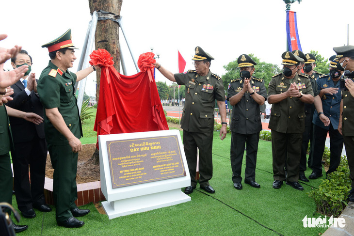 Việt Nam, Campuchia giao lưu hữu nghị quốc phòng ở biên giới - Ảnh 1.